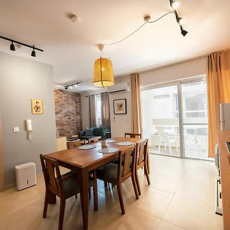 Stylish 2br Duplex Retreat In Daire